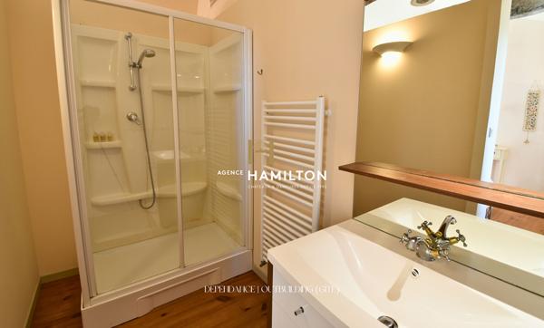 ENSEMBLE DE DEUX MAISONS INDEPENDANTES AVEC VUE DEGAGEE SUR 1.5 Ha DE TERRAIN AVEC PISCINE Cordes sur ciel