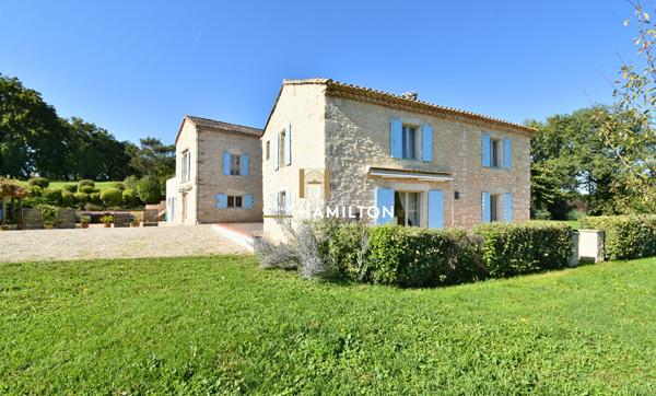 ENSEMBLE DE DEUX MAISONS INDEPENDANTES AVEC VUE DEGAGEE SUR 1.5 Ha DE TERRAIN AVEC PISCINE Cordes sur ciel