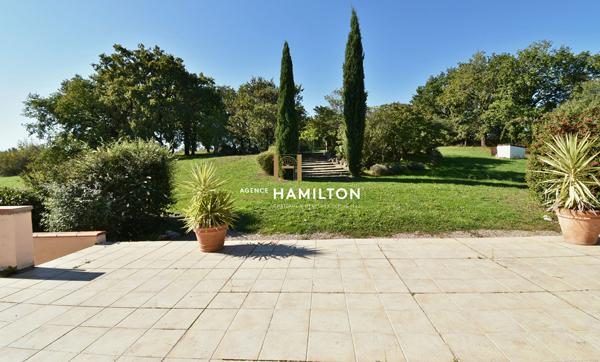 ENSEMBLE DE DEUX MAISONS INDEPENDANTES AVEC VUE DEGAGEE SUR 1.5 Ha DE TERRAIN AVEC PISCINE Cordes sur ciel