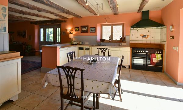 ENSEMBLE DE DEUX MAISONS INDEPENDANTES AVEC VUE DEGAGEE SUR 1.5 Ha DE TERRAIN AVEC PISCINE Cordes sur ciel