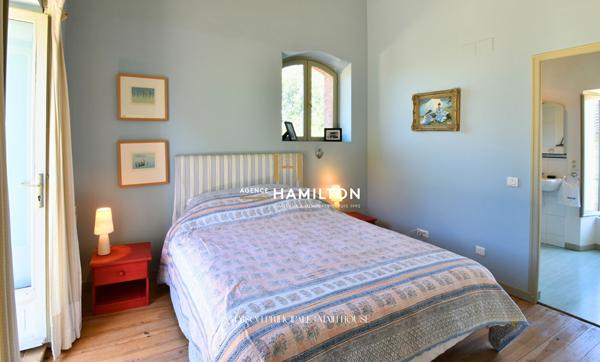 ENSEMBLE DE DEUX MAISONS INDEPENDANTES AVEC VUE DEGAGEE SUR 1.5 Ha DE TERRAIN AVEC PISCINE Cordes sur ciel