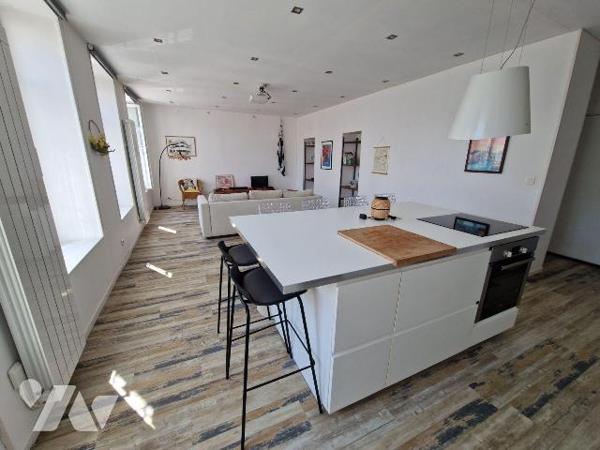 À Quimper, au Centre Ville, tout à pied,  à vendre appartement de 87 m² situé  dans une petite ...