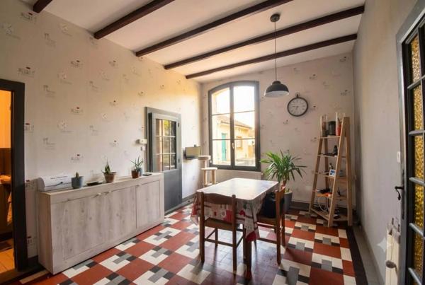 Maison de 128 m2 avec beaux volumes, jardin et dépendances