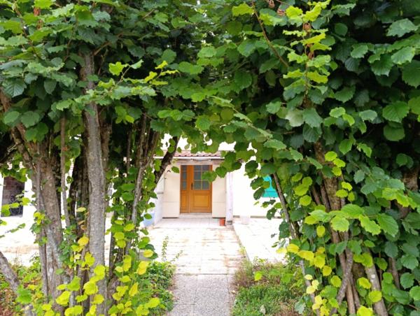 Maison de 128 m2 avec beaux volumes, jardin et dépendances