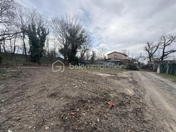 Anna MORRA vous propose, sur la commune de Tournefeuille, issu d'une division parcellaire, ce terrain constructible viabilisé de 563 m², dont 431 m² de surface utile, situé dans un environnement calme derrière le lac de la Ramée.

Terrain plat
-Emprise au sol de 30 %
-Assainissement collectif
-Permis de construire déjà obtenu pour une maison d’environ 140 m² (modifiable selon votre projet)
Le vendeur a déjà déposé et obtenu un permis de construire afin de vous faire gagner un temps précieux dans la réalisation de votre projet.
Idéalement situé dans un secteur recherché de Tournefeuille, ce terrain offre un cadre de vie agréable à proximité des commodités et des espaces verts.

Je reste à votre disposition pour tout renseignement complémentaire ou pour organiser une visite.