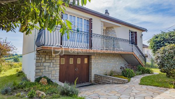 Je vous invite à découvrir ce charmant pavillon à rafraîchir sur sous-sol complet situé dans un environnement harmonieux alliant proximité urbaine et quiétude rurale. Ce bien érigé en 1976 et très bien entretenu offre une véritable opportunité de profiter d'un cadre de vie apaisant à proximité de toutes commodités (écoles, bus, gare, commerces).

Avec ses 90 m² habitables, cette maison offre 4 pièces généreuses, incluant des espaces de vie lumineux et fonctionnels pour une harmonie de confort et de praticité. L'intérieur, équipé d'un réseau de chauffage central, se distingue par une organisation fluide et un charme d'époque préservé.

Dés votre arrivée, vous serez charmé par la façade de ce beau pavillon, vous pourrez profiter d'un balcon de 8m² offrant une vue panoramique depuis la façade. La suite de la visite vous ouvrira les portes sur une vaste entrée distribuant une grande pièce de vie de 28m² et sa cheminée baignée de lumière de part et d'autre, une cuisine de 10m² fonctionnelle, aménagée et séparée, celle-ci pouvant être ouverte sur la pièce de vie offrant une perspective d'un ensemble de près de 40m² de pièce principale. Les WC séparés de la salle de bain ainsi que deux chambres spacieuses et lumineuses de 12.5m² chacune termine la première partie de la visite.

Le grand sous-sol d'une superficie de 82m² comprend une partie garage, une partie chaufferie abritant une chaudière gaz de 24Kw année 2008 en très bon état de fonctionnement et sa cuisine d'été de 8m² aménagée et chauffée donnant sur une grande terrasse de 18m² qui vous permettra de profiter d'agréables moments de convivialité en famille ou entre amis. Ce sous-sol offre par sa taille un potentiel d'aménagement très intéressant pour un atelier ou la création de pièces à vivre.

Le joli terrain arboré d'une superficie de 790m² offre une vue dégagée sur la campagne dans un cadre de vie calme et sans vis-à-vis notable. Un chalet en parfait état vous permettra de ranger les outils et matériels nécessaires à son entretien.

Cette maison qui garantit indépendance et tranquillité est idéale pour une famille ou un investisseur. Les travaux indispensables à sa performance énergétique offrent une belle perspective de personnalisation.

Une maison à découvrir pour une vie douce et pratique.