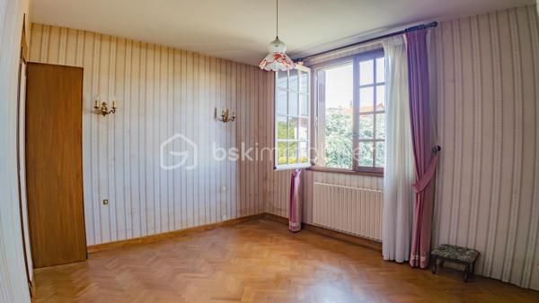 Je vous invite à découvrir ce charmant pavillon à rafraîchir sur sous-sol complet situé dans un environnement harmonieux alliant proximité urbaine et quiétude rurale. Ce bien érigé en 1976 et très bien entretenu offre une véritable opportunité de profiter d'un cadre de vie apaisant à proximité de toutes commodités (écoles, bus, gare, commerces).

Avec ses 90 m² habitables, cette maison offre 4 pièces généreuses, incluant des espaces de vie lumineux et fonctionnels pour une harmonie de confort et de praticité. L'intérieur, équipé d'un réseau de chauffage central, se distingue par une organisation fluide et un charme d'époque préservé.

Dés votre arrivée, vous serez charmé par la façade de ce beau pavillon, vous pourrez profiter d'un balcon de 8m² offrant une vue panoramique depuis la façade. La suite de la visite vous ouvrira les portes sur une vaste entrée distribuant une grande pièce de vie de 28m² et sa cheminée baignée de lumière de part et d'autre, une cuisine de 10m² fonctionnelle, aménagée et séparée, celle-ci pouvant être ouverte sur la pièce de vie offrant une perspective d'un ensemble de près de 40m² de pièce principale. Les WC séparés de la salle de bain ainsi que deux chambres spacieuses et lumineuses de 12.5m² chacune termine la première partie de la visite.

Le grand sous-sol d'une superficie de 82m² comprend une partie garage, une partie chaufferie abritant une chaudière gaz de 24Kw année 2008 en très bon état de fonctionnement et sa cuisine d'été de 8m² aménagée et chauffée donnant sur une grande terrasse de 18m² qui vous permettra de profiter d'agréables moments de convivialité en famille ou entre amis. Ce sous-sol offre par sa taille un potentiel d'aménagement très intéressant pour un atelier ou la création de pièces à vivre.

Le joli terrain arboré d'une superficie de 790m² offre une vue dégagée sur la campagne dans un cadre de vie calme et sans vis-à-vis notable. Un chalet en parfait état vous permettra de ranger les outils et matériels nécessaires à son entretien.

Cette maison qui garantit indépendance et tranquillité est idéale pour une famille ou un investisseur. Les travaux indispensables à sa performance énergétique offrent une belle perspective de personnalisation.

Une maison à découvrir pour une vie douce et pratique.