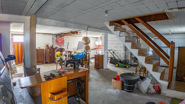 Je vous invite à découvrir ce charmant pavillon à rafraîchir sur sous-sol complet situé dans un environnement harmonieux alliant proximité urbaine et quiétude rurale. Ce bien érigé en 1976 et très bien entretenu offre une véritable opportunité de profiter d'un cadre de vie apaisant à proximité de toutes commodités (écoles, bus, gare, commerces).

Avec ses 90 m² habitables, cette maison offre 4 pièces généreuses, incluant des espaces de vie lumineux et fonctionnels pour une harmonie de confort et de praticité. L'intérieur, équipé d'un réseau de chauffage central, se distingue par une organisation fluide et un charme d'époque préservé.

Dés votre arrivée, vous serez charmé par la façade de ce beau pavillon, vous pourrez profiter d'un balcon de 8m² offrant une vue panoramique depuis la façade. La suite de la visite vous ouvrira les portes sur une vaste entrée distribuant une grande pièce de vie de 28m² et sa cheminée baignée de lumière de part et d'autre, une cuisine de 10m² fonctionnelle, aménagée et séparée, celle-ci pouvant être ouverte sur la pièce de vie offrant une perspective d'un ensemble de près de 40m² de pièce principale. Les WC séparés de la salle de bain ainsi que deux chambres spacieuses et lumineuses de 12.5m² chacune termine la première partie de la visite.

Le grand sous-sol d'une superficie de 82m² comprend une partie garage, une partie chaufferie abritant une chaudière gaz de 24Kw année 2008 en très bon état de fonctionnement et sa cuisine d'été de 8m² aménagée et chauffée donnant sur une grande terrasse de 18m² qui vous permettra de profiter d'agréables moments de convivialité en famille ou entre amis. Ce sous-sol offre par sa taille un potentiel d'aménagement très intéressant pour un atelier ou la création de pièces à vivre.

Le joli terrain arboré d'une superficie de 790m² offre une vue dégagée sur la campagne dans un cadre de vie calme et sans vis-à-vis notable. Un chalet en parfait état vous permettra de ranger les outils et matériels nécessaires à son entretien.

Cette maison qui garantit indépendance et tranquillité est idéale pour une famille ou un investisseur. Les travaux indispensables à sa performance énergétique offrent une belle perspective de personnalisation.

Une maison à découvrir pour une vie douce et pratique.