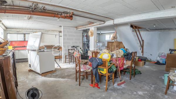 Je vous invite à découvrir ce charmant pavillon à rafraîchir sur sous-sol complet situé dans un environnement harmonieux alliant proximité urbaine et quiétude rurale. Ce bien érigé en 1976 et très bien entretenu offre une véritable opportunité de profiter d'un cadre de vie apaisant à proximité de toutes commodités (écoles, bus, gare, commerces).

Avec ses 90 m² habitables, cette maison offre 4 pièces généreuses, incluant des espaces de vie lumineux et fonctionnels pour une harmonie de confort et de praticité. L'intérieur, équipé d'un réseau de chauffage central, se distingue par une organisation fluide et un charme d'époque préservé.

Dés votre arrivée, vous serez charmé par la façade de ce beau pavillon, vous pourrez profiter d'un balcon de 8m² offrant une vue panoramique depuis la façade. La suite de la visite vous ouvrira les portes sur une vaste entrée distribuant une grande pièce de vie de 28m² et sa cheminée baignée de lumière de part et d'autre, une cuisine de 10m² fonctionnelle, aménagée et séparée, celle-ci pouvant être ouverte sur la pièce de vie offrant une perspective d'un ensemble de près de 40m² de pièce principale. Les WC séparés de la salle de bain ainsi que deux chambres spacieuses et lumineuses de 12.5m² chacune termine la première partie de la visite.

Le grand sous-sol d'une superficie de 82m² comprend une partie garage, une partie chaufferie abritant une chaudière gaz de 24Kw année 2008 en très bon état de fonctionnement et sa cuisine d'été de 8m² aménagée et chauffée donnant sur une grande terrasse de 18m² qui vous permettra de profiter d'agréables moments de convivialité en famille ou entre amis. Ce sous-sol offre par sa taille un potentiel d'aménagement très intéressant pour un atelier ou la création de pièces à vivre.

Le joli terrain arboré d'une superficie de 790m² offre une vue dégagée sur la campagne dans un cadre de vie calme et sans vis-à-vis notable. Un chalet en parfait état vous permettra de ranger les outils et matériels nécessaires à son entretien.

Cette maison qui garantit indépendance et tranquillité est idéale pour une famille ou un investisseur. Les travaux indispensables à sa performance énergétique offrent une belle perspective de personnalisation.

Une maison à découvrir pour une vie douce et pratique.