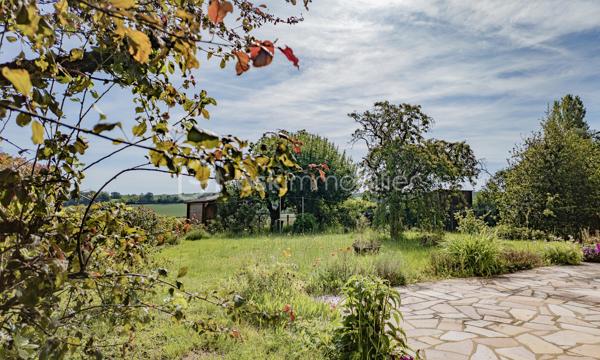Je vous invite à découvrir ce charmant pavillon à rafraîchir sur sous-sol complet situé dans un environnement harmonieux alliant proximité urbaine et quiétude rurale. Ce bien érigé en 1976 et très bien entretenu offre une véritable opportunité de profiter d'un cadre de vie apaisant à proximité de toutes commodités (écoles, bus, gare, commerces).

Avec ses 90 m² habitables, cette maison offre 4 pièces généreuses, incluant des espaces de vie lumineux et fonctionnels pour une harmonie de confort et de praticité. L'intérieur, équipé d'un réseau de chauffage central, se distingue par une organisation fluide et un charme d'époque préservé.

Dés votre arrivée, vous serez charmé par la façade de ce beau pavillon, vous pourrez profiter d'un balcon de 8m² offrant une vue panoramique depuis la façade. La suite de la visite vous ouvrira les portes sur une vaste entrée distribuant une grande pièce de vie de 28m² et sa cheminée baignée de lumière de part et d'autre, une cuisine de 10m² fonctionnelle, aménagée et séparée, celle-ci pouvant être ouverte sur la pièce de vie offrant une perspective d'un ensemble de près de 40m² de pièce principale. Les WC séparés de la salle de bain ainsi que deux chambres spacieuses et lumineuses de 12.5m² chacune termine la première partie de la visite.

Le grand sous-sol d'une superficie de 82m² comprend une partie garage, une partie chaufferie abritant une chaudière gaz de 24Kw année 2008 en très bon état de fonctionnement et sa cuisine d'été de 8m² aménagée et chauffée donnant sur une grande terrasse de 18m² qui vous permettra de profiter d'agréables moments de convivialité en famille ou entre amis. Ce sous-sol offre par sa taille un potentiel d'aménagement très intéressant pour un atelier ou la création de pièces à vivre.

Le joli terrain arboré d'une superficie de 790m² offre une vue dégagée sur la campagne dans un cadre de vie calme et sans vis-à-vis notable. Un chalet en parfait état vous permettra de ranger les outils et matériels nécessaires à son entretien.

Cette maison qui garantit indépendance et tranquillité est idéale pour une famille ou un investisseur. Les travaux indispensables à sa performance énergétique offrent une belle perspective de personnalisation.

Une maison à découvrir pour une vie douce et pratique.