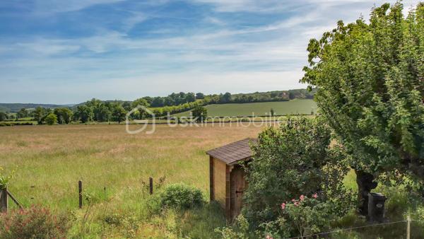 Je vous invite à découvrir ce charmant pavillon à rafraîchir sur sous-sol complet situé dans un environnement harmonieux alliant proximité urbaine et quiétude rurale. Ce bien érigé en 1976 et très bien entretenu offre une véritable opportunité de profiter d'un cadre de vie apaisant à proximité de toutes commodités (écoles, bus, gare, commerces).

Avec ses 90 m² habitables, cette maison offre 4 pièces généreuses, incluant des espaces de vie lumineux et fonctionnels pour une harmonie de confort et de praticité. L'intérieur, équipé d'un réseau de chauffage central, se distingue par une organisation fluide et un charme d'époque préservé.

Dés votre arrivée, vous serez charmé par la façade de ce beau pavillon, vous pourrez profiter d'un balcon de 8m² offrant une vue panoramique depuis la façade. La suite de la visite vous ouvrira les portes sur une vaste entrée distribuant une grande pièce de vie de 28m² et sa cheminée baignée de lumière de part et d'autre, une cuisine de 10m² fonctionnelle, aménagée et séparée, celle-ci pouvant être ouverte sur la pièce de vie offrant une perspective d'un ensemble de près de 40m² de pièce principale. Les WC séparés de la salle de bain ainsi que deux chambres spacieuses et lumineuses de 12.5m² chacune termine la première partie de la visite.

Le grand sous-sol d'une superficie de 82m² comprend une partie garage, une partie chaufferie abritant une chaudière gaz de 24Kw année 2008 en très bon état de fonctionnement et sa cuisine d'été de 8m² aménagée et chauffée donnant sur une grande terrasse de 18m² qui vous permettra de profiter d'agréables moments de convivialité en famille ou entre amis. Ce sous-sol offre par sa taille un potentiel d'aménagement très intéressant pour un atelier ou la création de pièces à vivre.

Le joli terrain arboré d'une superficie de 790m² offre une vue dégagée sur la campagne dans un cadre de vie calme et sans vis-à-vis notable. Un chalet en parfait état vous permettra de ranger les outils et matériels nécessaires à son entretien.

Cette maison qui garantit indépendance et tranquillité est idéale pour une famille ou un investisseur. Les travaux indispensables à sa performance énergétique offrent une belle perspective de personnalisation.

Une maison à découvrir pour une vie douce et pratique.