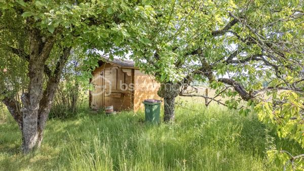 Je vous invite à découvrir ce charmant pavillon à rafraîchir sur sous-sol complet situé dans un environnement harmonieux alliant proximité urbaine et quiétude rurale. Ce bien érigé en 1976 et très bien entretenu offre une véritable opportunité de profiter d'un cadre de vie apaisant à proximité de toutes commodités (écoles, bus, gare, commerces).

Avec ses 90 m² habitables, cette maison offre 4 pièces généreuses, incluant des espaces de vie lumineux et fonctionnels pour une harmonie de confort et de praticité. L'intérieur, équipé d'un réseau de chauffage central, se distingue par une organisation fluide et un charme d'époque préservé.

Dés votre arrivée, vous serez charmé par la façade de ce beau pavillon, vous pourrez profiter d'un balcon de 8m² offrant une vue panoramique depuis la façade. La suite de la visite vous ouvrira les portes sur une vaste entrée distribuant une grande pièce de vie de 28m² et sa cheminée baignée de lumière de part et d'autre, une cuisine de 10m² fonctionnelle, aménagée et séparée, celle-ci pouvant être ouverte sur la pièce de vie offrant une perspective d'un ensemble de près de 40m² de pièce principale. Les WC séparés de la salle de bain ainsi que deux chambres spacieuses et lumineuses de 12.5m² chacune termine la première partie de la visite.

Le grand sous-sol d'une superficie de 82m² comprend une partie garage, une partie chaufferie abritant une chaudière gaz de 24Kw année 2008 en très bon état de fonctionnement et sa cuisine d'été de 8m² aménagée et chauffée donnant sur une grande terrasse de 18m² qui vous permettra de profiter d'agréables moments de convivialité en famille ou entre amis. Ce sous-sol offre par sa taille un potentiel d'aménagement très intéressant pour un atelier ou la création de pièces à vivre.

Le joli terrain arboré d'une superficie de 790m² offre une vue dégagée sur la campagne dans un cadre de vie calme et sans vis-à-vis notable. Un chalet en parfait état vous permettra de ranger les outils et matériels nécessaires à son entretien.

Cette maison qui garantit indépendance et tranquillité est idéale pour une famille ou un investisseur. Les travaux indispensables à sa performance énergétique offrent une belle perspective de personnalisation.

Une maison à découvrir pour une vie douce et pratique.