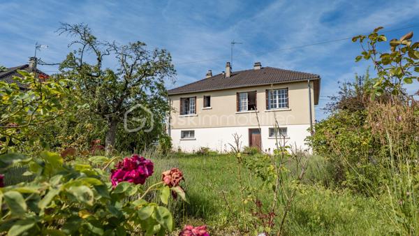 Je vous invite à découvrir ce charmant pavillon à rafraîchir sur sous-sol complet situé dans un environnement harmonieux alliant proximité urbaine et quiétude rurale. Ce bien érigé en 1976 et très bien entretenu offre une véritable opportunité de profiter d'un cadre de vie apaisant à proximité de toutes commodités (écoles, bus, gare, commerces).

Avec ses 90 m² habitables, cette maison offre 4 pièces généreuses, incluant des espaces de vie lumineux et fonctionnels pour une harmonie de confort et de praticité. L'intérieur, équipé d'un réseau de chauffage central, se distingue par une organisation fluide et un charme d'époque préservé.

Dés votre arrivée, vous serez charmé par la façade de ce beau pavillon, vous pourrez profiter d'un balcon de 8m² offrant une vue panoramique depuis la façade. La suite de la visite vous ouvrira les portes sur une vaste entrée distribuant une grande pièce de vie de 28m² et sa cheminée baignée de lumière de part et d'autre, une cuisine de 10m² fonctionnelle, aménagée et séparée, celle-ci pouvant être ouverte sur la pièce de vie offrant une perspective d'un ensemble de près de 40m² de pièce principale. Les WC séparés de la salle de bain ainsi que deux chambres spacieuses et lumineuses de 12.5m² chacune termine la première partie de la visite.

Le grand sous-sol d'une superficie de 82m² comprend une partie garage, une partie chaufferie abritant une chaudière gaz de 24Kw année 2008 en très bon état de fonctionnement et sa cuisine d'été de 8m² aménagée et chauffée donnant sur une grande terrasse de 18m² qui vous permettra de profiter d'agréables moments de convivialité en famille ou entre amis. Ce sous-sol offre par sa taille un potentiel d'aménagement très intéressant pour un atelier ou la création de pièces à vivre.

Le joli terrain arboré d'une superficie de 790m² offre une vue dégagée sur la campagne dans un cadre de vie calme et sans vis-à-vis notable. Un chalet en parfait état vous permettra de ranger les outils et matériels nécessaires à son entretien.

Cette maison qui garantit indépendance et tranquillité est idéale pour une famille ou un investisseur. Les travaux indispensables à sa performance énergétique offrent une belle perspective de personnalisation.

Une maison à découvrir pour une vie douce et pratique.