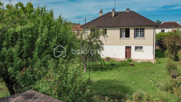 Je vous invite à découvrir ce charmant pavillon à rafraîchir sur sous-sol complet situé dans un environnement harmonieux alliant proximité urbaine et quiétude rurale. Ce bien érigé en 1976 et très bien entretenu offre une véritable opportunité de profiter d'un cadre de vie apaisant à proximité de toutes commodités (écoles, bus, gare, commerces).

Avec ses 90 m² habitables, cette maison offre 4 pièces généreuses, incluant des espaces de vie lumineux et fonctionnels pour une harmonie de confort et de praticité. L'intérieur, équipé d'un réseau de chauffage central, se distingue par une organisation fluide et un charme d'époque préservé.

Dés votre arrivée, vous serez charmé par la façade de ce beau pavillon, vous pourrez profiter d'un balcon de 8m² offrant une vue panoramique depuis la façade. La suite de la visite vous ouvrira les portes sur une vaste entrée distribuant une grande pièce de vie de 28m² et sa cheminée baignée de lumière de part et d'autre, une cuisine de 10m² fonctionnelle, aménagée et séparée, celle-ci pouvant être ouverte sur la pièce de vie offrant une perspective d'un ensemble de près de 40m² de pièce principale. Les WC séparés de la salle de bain ainsi que deux chambres spacieuses et lumineuses de 12.5m² chacune termine la première partie de la visite.

Le grand sous-sol d'une superficie de 82m² comprend une partie garage, une partie chaufferie abritant une chaudière gaz de 24Kw année 2008 en très bon état de fonctionnement et sa cuisine d'été de 8m² aménagée et chauffée donnant sur une grande terrasse de 18m² qui vous permettra de profiter d'agréables moments de convivialité en famille ou entre amis. Ce sous-sol offre par sa taille un potentiel d'aménagement très intéressant pour un atelier ou la création de pièces à vivre.

Le joli terrain arboré d'une superficie de 790m² offre une vue dégagée sur la campagne dans un cadre de vie calme et sans vis-à-vis notable. Un chalet en parfait état vous permettra de ranger les outils et matériels nécessaires à son entretien.

Cette maison qui garantit indépendance et tranquillité est idéale pour une famille ou un investisseur. Les travaux indispensables à sa performance énergétique offrent une belle perspective de personnalisation.

Une maison à découvrir pour une vie douce et pratique.