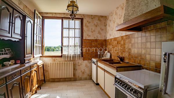 Je vous invite à découvrir ce charmant pavillon à rafraîchir sur sous-sol complet situé dans un environnement harmonieux alliant proximité urbaine et quiétude rurale. Ce bien érigé en 1976 et très bien entretenu offre une véritable opportunité de profiter d'un cadre de vie apaisant à proximité de toutes commodités (écoles, bus, gare, commerces).

Avec ses 90 m² habitables, cette maison offre 4 pièces généreuses, incluant des espaces de vie lumineux et fonctionnels pour une harmonie de confort et de praticité. L'intérieur, équipé d'un réseau de chauffage central, se distingue par une organisation fluide et un charme d'époque préservé.

Dés votre arrivée, vous serez charmé par la façade de ce beau pavillon, vous pourrez profiter d'un balcon de 8m² offrant une vue panoramique depuis la façade. La suite de la visite vous ouvrira les portes sur une vaste entrée distribuant une grande pièce de vie de 28m² et sa cheminée baignée de lumière de part et d'autre, une cuisine de 10m² fonctionnelle, aménagée et séparée, celle-ci pouvant être ouverte sur la pièce de vie offrant une perspective d'un ensemble de près de 40m² de pièce principale. Les WC séparés de la salle de bain ainsi que deux chambres spacieuses et lumineuses de 12.5m² chacune termine la première partie de la visite.

Le grand sous-sol d'une superficie de 82m² comprend une partie garage, une partie chaufferie abritant une chaudière gaz de 24Kw année 2008 en très bon état de fonctionnement et sa cuisine d'été de 8m² aménagée et chauffée donnant sur une grande terrasse de 18m² qui vous permettra de profiter d'agréables moments de convivialité en famille ou entre amis. Ce sous-sol offre par sa taille un potentiel d'aménagement très intéressant pour un atelier ou la création de pièces à vivre.

Le joli terrain arboré d'une superficie de 790m² offre une vue dégagée sur la campagne dans un cadre de vie calme et sans vis-à-vis notable. Un chalet en parfait état vous permettra de ranger les outils et matériels nécessaires à son entretien.

Cette maison qui garantit indépendance et tranquillité est idéale pour une famille ou un investisseur. Les travaux indispensables à sa performance énergétique offrent une belle perspective de personnalisation.

Une maison à découvrir pour une vie douce et pratique.