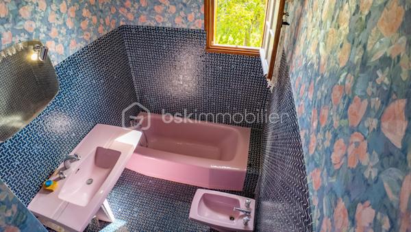 Je vous invite à découvrir ce charmant pavillon à rafraîchir sur sous-sol complet situé dans un environnement harmonieux alliant proximité urbaine et quiétude rurale. Ce bien érigé en 1976 et très bien entretenu offre une véritable opportunité de profiter d'un cadre de vie apaisant à proximité de toutes commodités (écoles, bus, gare, commerces).

Avec ses 90 m² habitables, cette maison offre 4 pièces généreuses, incluant des espaces de vie lumineux et fonctionnels pour une harmonie de confort et de praticité. L'intérieur, équipé d'un réseau de chauffage central, se distingue par une organisation fluide et un charme d'époque préservé.

Dés votre arrivée, vous serez charmé par la façade de ce beau pavillon, vous pourrez profiter d'un balcon de 8m² offrant une vue panoramique depuis la façade. La suite de la visite vous ouvrira les portes sur une vaste entrée distribuant une grande pièce de vie de 28m² et sa cheminée baignée de lumière de part et d'autre, une cuisine de 10m² fonctionnelle, aménagée et séparée, celle-ci pouvant être ouverte sur la pièce de vie offrant une perspective d'un ensemble de près de 40m² de pièce principale. Les WC séparés de la salle de bain ainsi que deux chambres spacieuses et lumineuses de 12.5m² chacune termine la première partie de la visite.

Le grand sous-sol d'une superficie de 82m² comprend une partie garage, une partie chaufferie abritant une chaudière gaz de 24Kw année 2008 en très bon état de fonctionnement et sa cuisine d'été de 8m² aménagée et chauffée donnant sur une grande terrasse de 18m² qui vous permettra de profiter d'agréables moments de convivialité en famille ou entre amis. Ce sous-sol offre par sa taille un potentiel d'aménagement très intéressant pour un atelier ou la création de pièces à vivre.

Le joli terrain arboré d'une superficie de 790m² offre une vue dégagée sur la campagne dans un cadre de vie calme et sans vis-à-vis notable. Un chalet en parfait état vous permettra de ranger les outils et matériels nécessaires à son entretien.

Cette maison qui garantit indépendance et tranquillité est idéale pour une famille ou un investisseur. Les travaux indispensables à sa performance énergétique offrent une belle perspective de personnalisation.

Une maison à découvrir pour une vie douce et pratique.