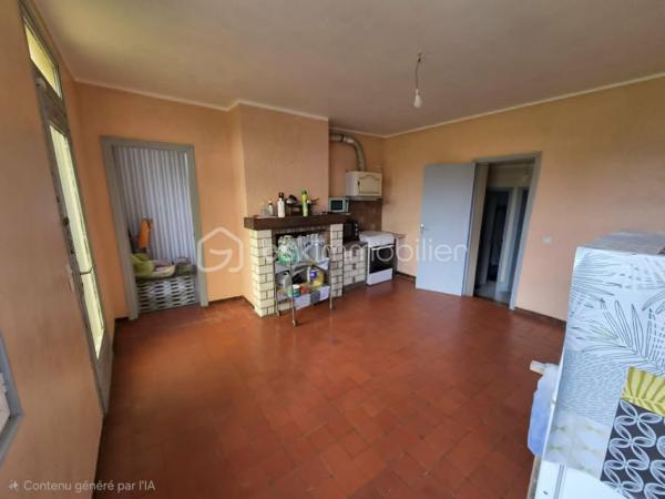 En Exclusivité à L'Aigle ,  moins de 5 minutes de la gare ( ligne Paris-Granville )découvrez cette charmante maison sur un terrain de plus de 1500m2 clos et arboré,
elle se compose : une cuisine plus 20m2 avec cheminée , un séjour-salon ( cheminée , 2 chambres , une salle de bain et wc séparé 

A l'étage (fort potentiel):
actuellement accessible par un escalier extérieur , cet espace est à finir d'aménager selon vos besoin , il comprend déjà:
2 chambres , un couloir pouvant faire office de bureau, un grand placard de rangement , une autre pièce prévu pour une future salle d'eau .
cave et garage 
le bien nécessite des travaux ,rafraîchissement .
GROS POTENTIEL A LA CLES