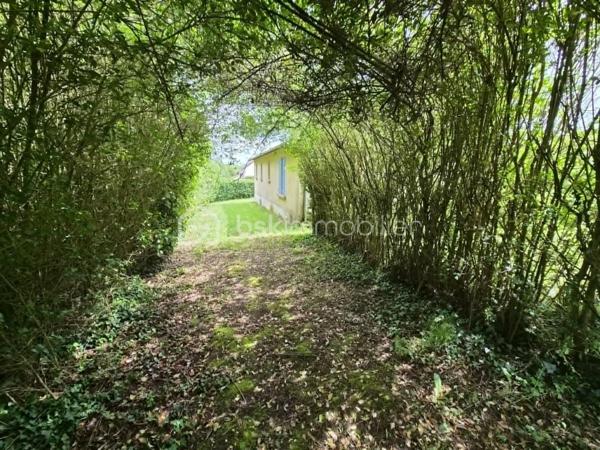 En Exclusivité à L'Aigle ,  moins de 5 minutes de la gare ( ligne Paris-Granville )découvrez cette charmante maison sur un terrain de plus de 1500m2 clos et arboré,
elle se compose : une cuisine plus 20m2 avec cheminée , un séjour-salon ( cheminée , 2 chambres , une salle de bain et wc séparé 

A l'étage (fort potentiel):
actuellement accessible par un escalier extérieur , cet espace est à finir d'aménager selon vos besoin , il comprend déjà:
2 chambres , un couloir pouvant faire office de bureau, un grand placard de rangement , une autre pièce prévu pour une future salle d'eau .
cave et garage 
le bien nécessite des travaux ,rafraîchissement .
GROS POTENTIEL A LA CLES