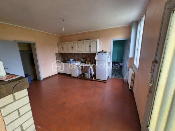 En Exclusivité à L'Aigle ,  moins de 5 minutes de la gare ( ligne Paris-Granville )découvrez cette charmante maison sur un terrain de plus de 1500m2 clos et arboré,
elle se compose : une cuisine plus 20m2 avec cheminée , un séjour-salon ( cheminée , 2 chambres , une salle de bain et wc séparé 

A l'étage (fort potentiel):
actuellement accessible par un escalier extérieur , cet espace est à finir d'aménager selon vos besoin , il comprend déjà:
2 chambres , un couloir pouvant faire office de bureau, un grand placard de rangement , une autre pièce prévu pour une future salle d'eau .
cave et garage 
le bien nécessite des travaux ,rafraîchissement .
GROS POTENTIEL A LA CLES