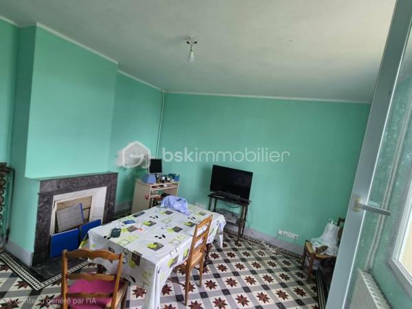 En Exclusivité à L'Aigle ,  moins de 5 minutes de la gare ( ligne Paris-Granville )découvrez cette charmante maison sur un terrain de plus de 1500m2 clos et arboré,
elle se compose : une cuisine plus 20m2 avec cheminée , un séjour-salon ( cheminée , 2 chambres , une salle de bain et wc séparé 

A l'étage (fort potentiel):
actuellement accessible par un escalier extérieur , cet espace est à finir d'aménager selon vos besoin , il comprend déjà:
2 chambres , un couloir pouvant faire office de bureau, un grand placard de rangement , une autre pièce prévu pour une future salle d'eau .
cave et garage 
le bien nécessite des travaux ,rafraîchissement .
GROS POTENTIEL A LA CLES