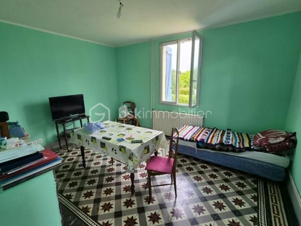 En Exclusivité à L'Aigle ,  moins de 5 minutes de la gare ( ligne Paris-Granville )découvrez cette charmante maison sur un terrain de plus de 1500m2 clos et arboré,
elle se compose : une cuisine plus 20m2 avec cheminée , un séjour-salon ( cheminée , 2 chambres , une salle de bain et wc séparé 

A l'étage (fort potentiel):
actuellement accessible par un escalier extérieur , cet espace est à finir d'aménager selon vos besoin , il comprend déjà:
2 chambres , un couloir pouvant faire office de bureau, un grand placard de rangement , une autre pièce prévu pour une future salle d'eau .
cave et garage 
le bien nécessite des travaux ,rafraîchissement .
GROS POTENTIEL A LA CLES