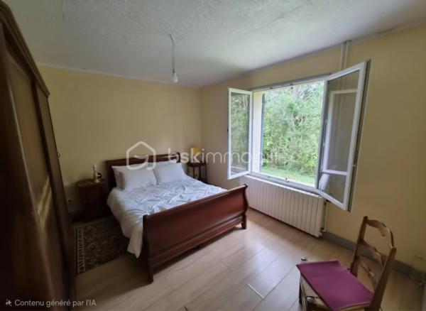 En Exclusivité à L'Aigle ,  moins de 5 minutes de la gare ( ligne Paris-Granville )découvrez cette charmante maison sur un terrain de plus de 1500m2 clos et arboré,
elle se compose : une cuisine plus 20m2 avec cheminée , un séjour-salon ( cheminée , 2 chambres , une salle de bain et wc séparé 

A l'étage (fort potentiel):
actuellement accessible par un escalier extérieur , cet espace est à finir d'aménager selon vos besoin , il comprend déjà:
2 chambres , un couloir pouvant faire office de bureau, un grand placard de rangement , une autre pièce prévu pour une future salle d'eau .
cave et garage 
le bien nécessite des travaux ,rafraîchissement .
GROS POTENTIEL A LA CLES