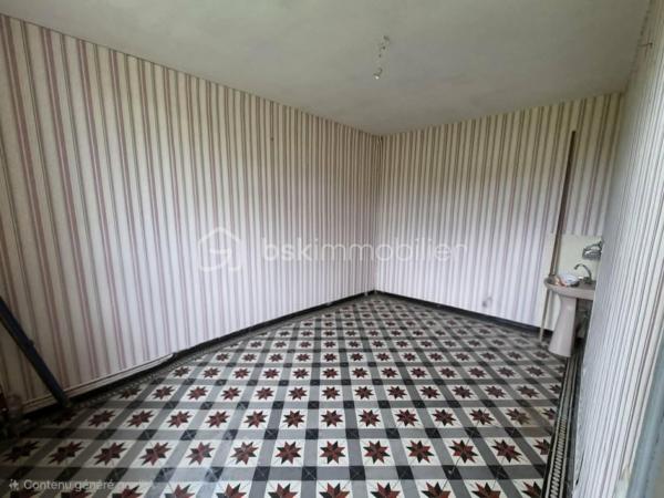 En Exclusivité à L'Aigle ,  moins de 5 minutes de la gare ( ligne Paris-Granville )découvrez cette charmante maison sur un terrain de plus de 1500m2 clos et arboré,
elle se compose : une cuisine plus 20m2 avec cheminée , un séjour-salon ( cheminée , 2 chambres , une salle de bain et wc séparé 

A l'étage (fort potentiel):
actuellement accessible par un escalier extérieur , cet espace est à finir d'aménager selon vos besoin , il comprend déjà:
2 chambres , un couloir pouvant faire office de bureau, un grand placard de rangement , une autre pièce prévu pour une future salle d'eau .
cave et garage 
le bien nécessite des travaux ,rafraîchissement .
GROS POTENTIEL A LA CLES