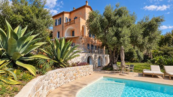 Villa 6 pièces de 294 m² à Roquebrune-Cap-Martin vue mer avec piscine