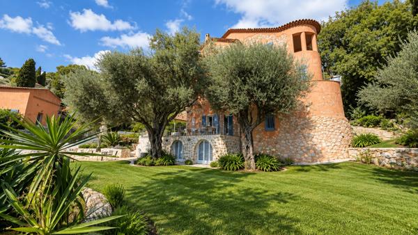 Villa 6 pièces de 294 m² à Roquebrune-Cap-Martin vue mer avec piscine