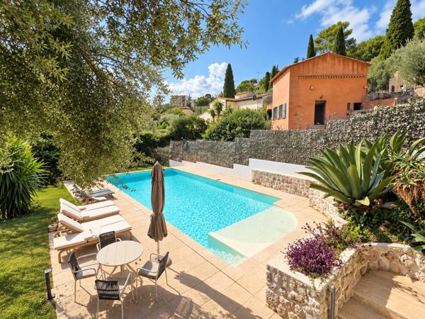 Villa 6 pièces de 294 m² à Roquebrune-Cap-Martin vue mer avec piscine