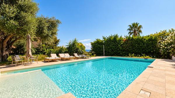 Villa 6 pièces de 294 m² à Roquebrune-Cap-Martin vue mer avec piscine