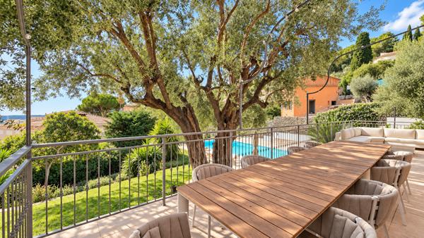 Villa 6 pièces de 294 m² à Roquebrune-Cap-Martin vue mer avec piscine