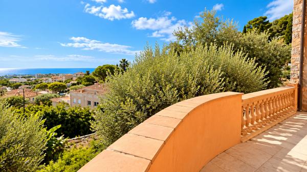 Villa 6 pièces de 294 m² à Roquebrune-Cap-Martin vue mer avec piscine