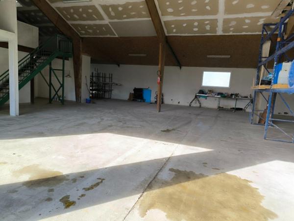LOCAL COMMERCIAL - HANGAR