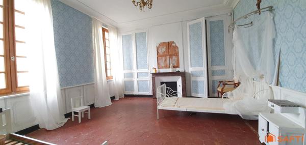 VIMOUTIERS CENTRE MAISON DE MAITRE A RENOVER