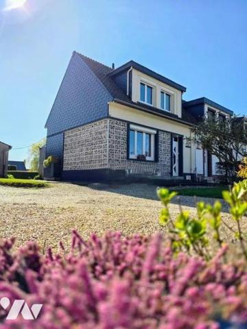 Maison mitoyenne à proximité de la forêt d'Eu comprenant:  
Au rez-de-chaussée: une entrée, sa...
