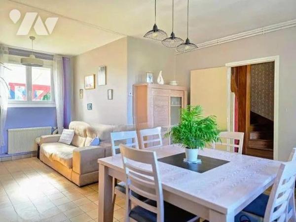 Maison mitoyenne à proximité de la forêt d'Eu comprenant:  
Au rez-de-chaussée: une entrée, sa...