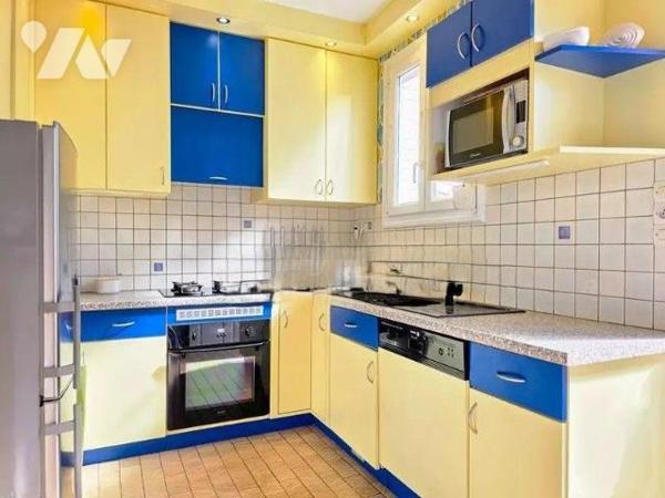 Maison mitoyenne à proximité de la forêt d'Eu comprenant:  
Au rez-de-chaussée: une entrée, sa...