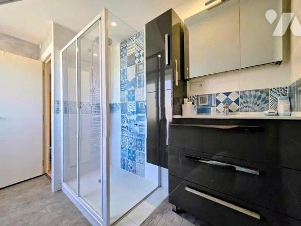 Maison mitoyenne à proximité de la forêt d'Eu comprenant:  
Au rez-de-chaussée: une entrée, sa...