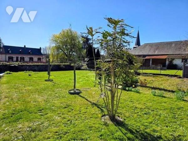 Maison mitoyenne à proximité de la forêt d'Eu comprenant:  
Au rez-de-chaussée: une entrée, sa...