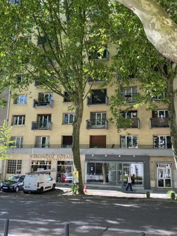 À vendre : Murs de boutique occupée par un coiffeur au 1 boulevard des Diables Bleus, Grenoble