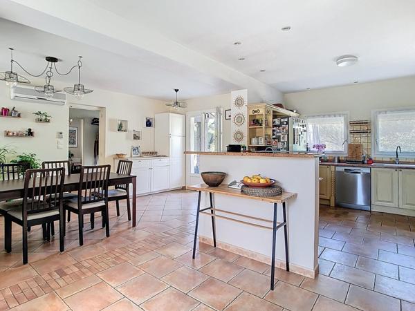 Maison familiale avec piscine et studio indépendant