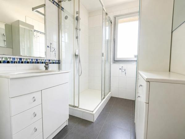 Appartement  3 pièces 78 m² - 2 Chambres - Cave - Garage - Parc - Piscine - Tennis - Tram Ligne 5 - Proximité Parc Montcalm