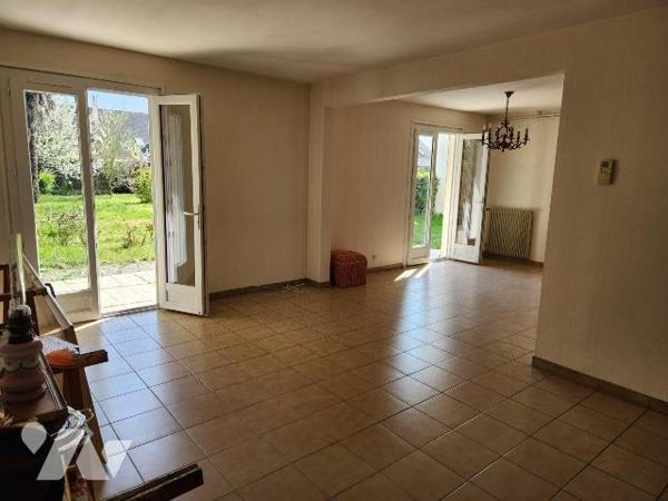 La Flèche, Quartier St André, pavillon 3 chambres

- Entrée avec wc, bureau, séjour-salon, cu...