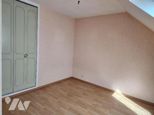 La Flèche, Quartier St André, pavillon 3 chambres

- Entrée avec wc, bureau, séjour-salon, cu...