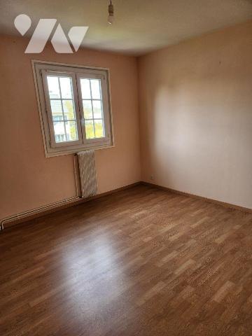 La Flèche, Quartier St André, pavillon 3 chambres

- Entrée avec wc, bureau, séjour-salon, cu...