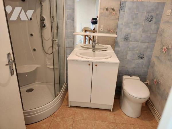 La Flèche, Quartier St André, pavillon 3 chambres

- Entrée avec wc, bureau, séjour-salon, cu...