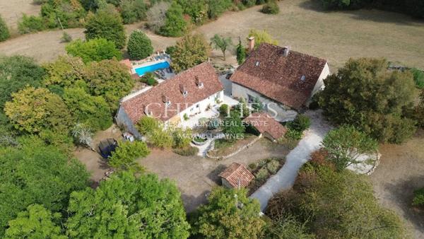 Un domaine de charme avec 2 gîtes et piscine sur 5HA!