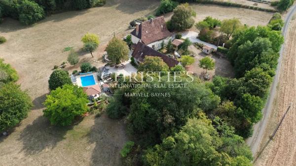 Un domaine de charme avec 2 gîtes et piscine sur 5HA!