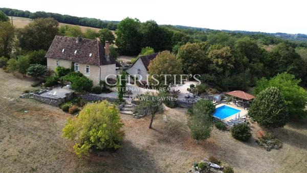 Un domaine de charme avec 2 gîtes et piscine sur 5HA!